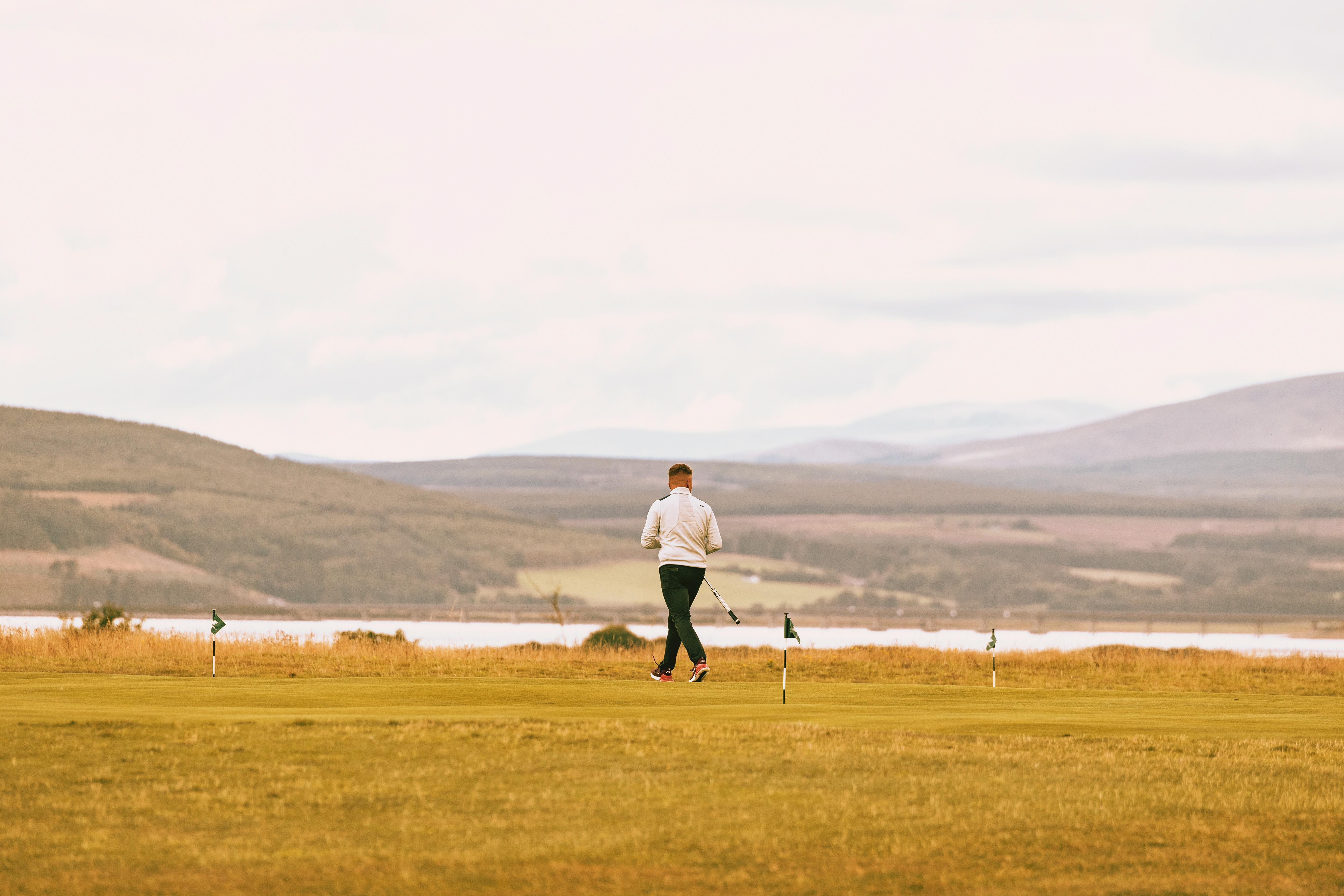 فندق Dornoch Station المظهر الخارجي الصورة A player on the 18th fairway