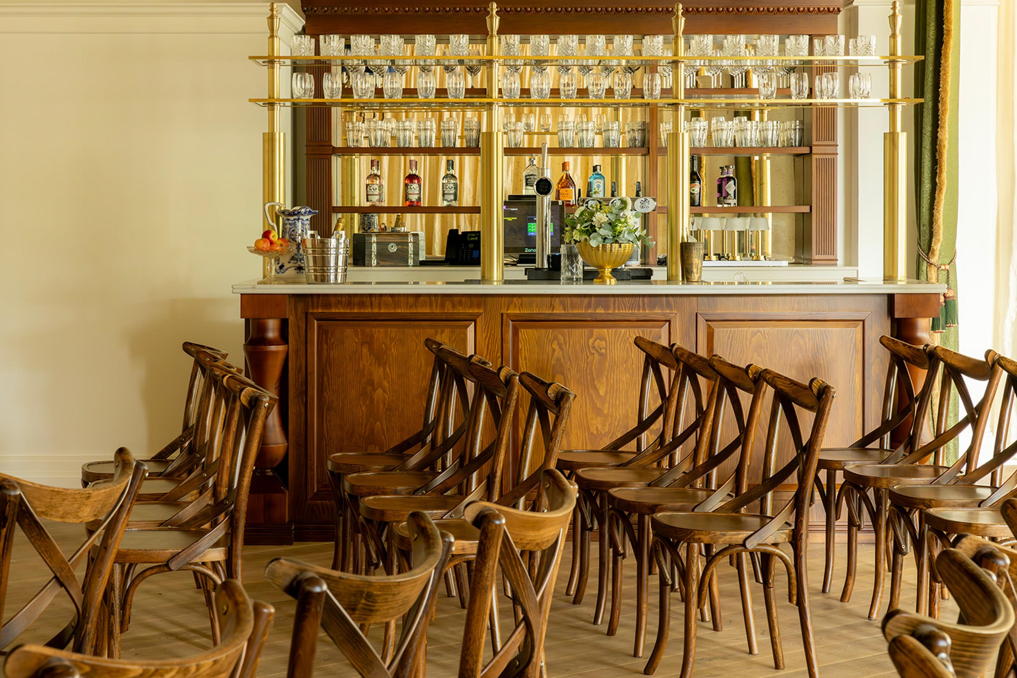 فندق Dornoch Station المظهر الخارجي الصورة The bar at the Royal Automobile Club